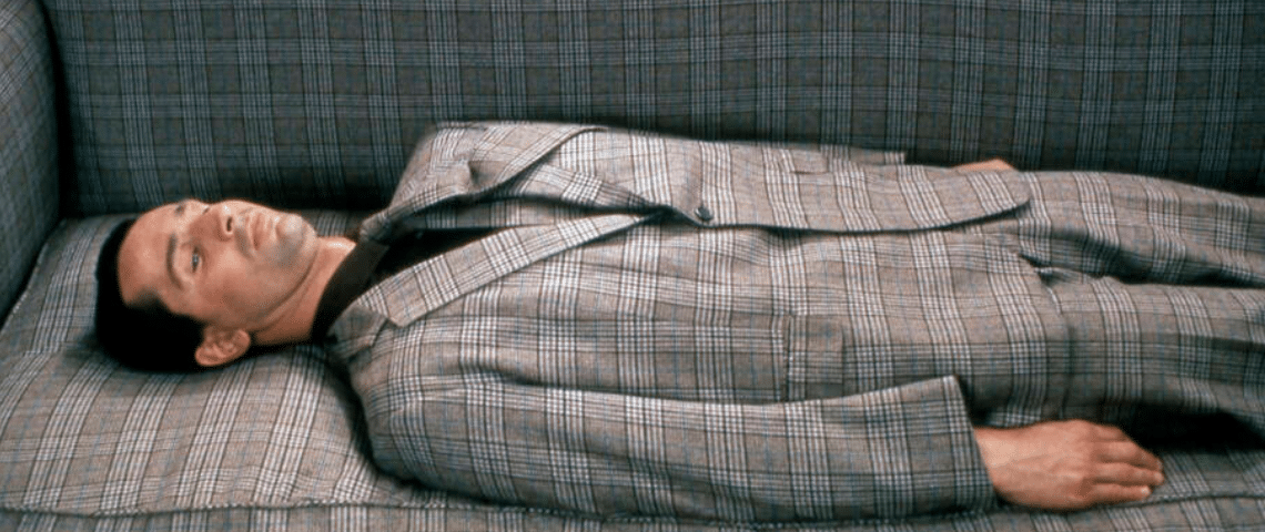 Un homme allongé sur un canapé