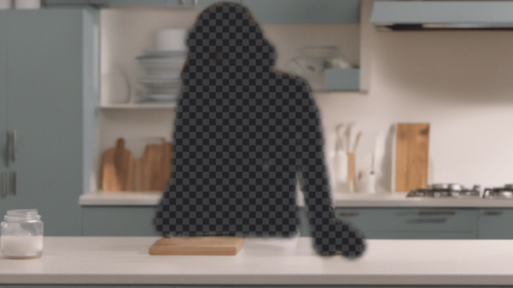 une femme à moitié effacées dans une cuisine