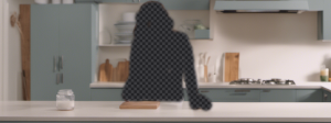 une femme à moitié effacées dans une cuisine