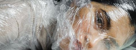 ChatGPT m'a tuer Une belle femme, le regard vide, enroulée dans du cellophane