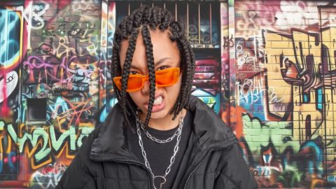 Jeune fille devant un mur de grafitis