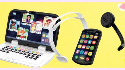 Un ordinateur sur fond jaune