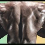 Le dos d'un homme musclé