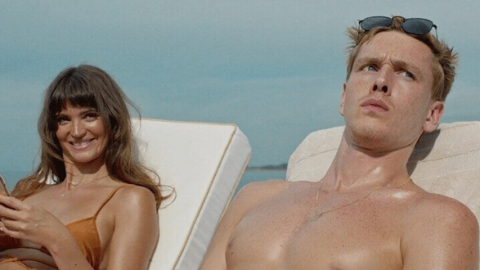 un couple à la plage