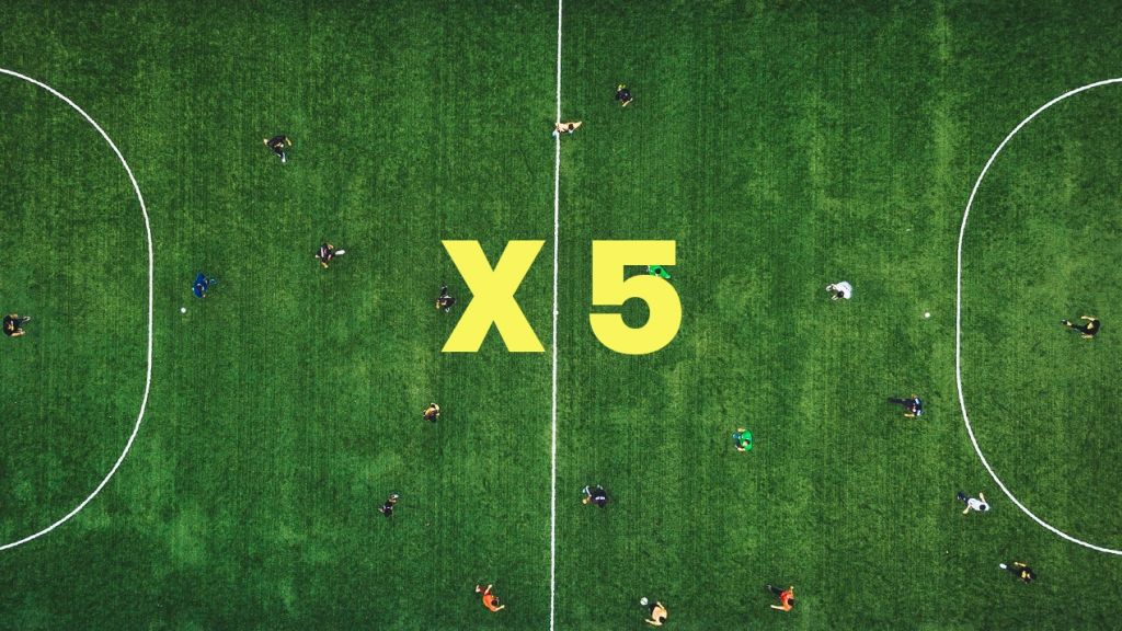 Un terrain de foot vu du ciel avce le symbole multiplier x 5