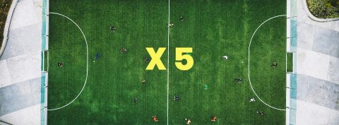 Environnement et sobriété foncière : c'est quoi la « zéro artificialisation nette » ? Un terrain de foot vu du ciel avce le symbole multiplier x 5