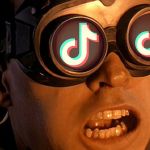 Un homme affronte un souffle explosif. Dans ses lunette, le reflet du logo TikTok