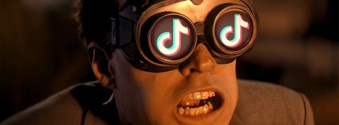 tiktok-info Un homme affronte un souffle explosif. Dans ses lunette, le reflet du logo TikTok