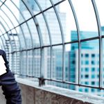 Un homme en costume avec une souris qui pointe dans sa direction