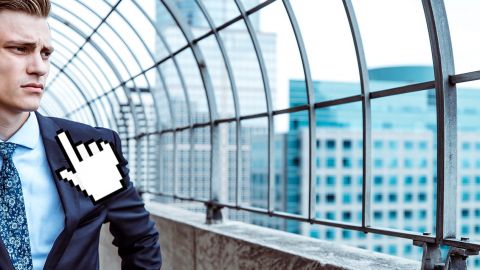 Un homme en costume avec une souris qui pointe dans sa direction