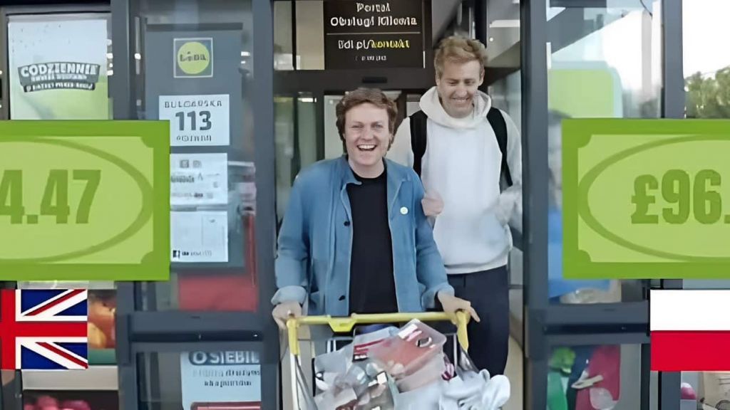 Josh Pieters et Archie Manners sortant d'un Lidl avec leur chariot de courses plein