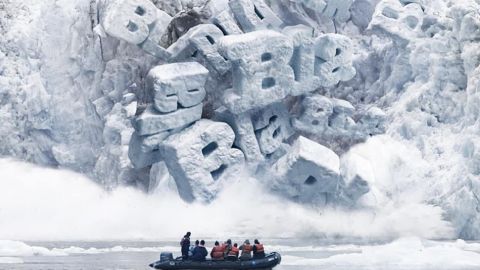 Campagne Greenpeace avec des blocs de glaces BlaBla qui fondent