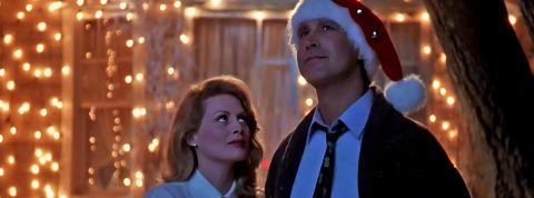 Pour augmenter leur pouvoir d’achat à Noël, 27 % des Français ont demandé un acompte sur salaire Un couple un soir de Noël, l'homme porte un bonnet de Père Noel