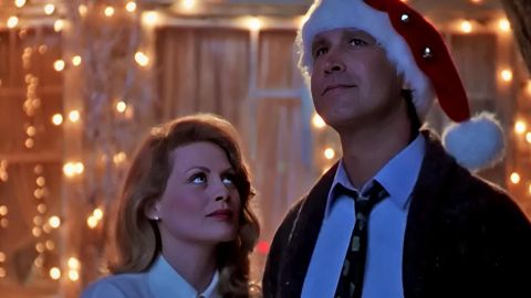 Un couple un soir de Noël, l'homme porte un bonnet de Père Noel