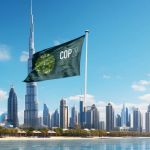 Building Dubai avec le drapeau de la COP28