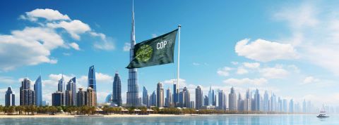 COP28 : la grande messe du greenwashing Building Dubai avec le drapeau de la COP28