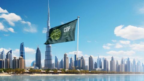 Building Dubai avec le drapeau de la COP28