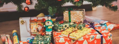 Photo de Eugene Zhyvchik -Unsplash plusieurs cadeaux de noël sous un sapin décoré