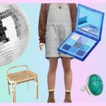 Une boule disco, une machine à café, une fille en salopette