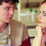 Un garçon et une fille qui se regardent