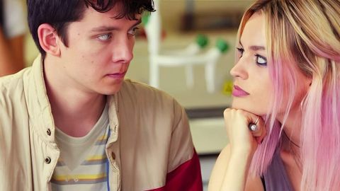 Un garçon et une fille qui se regardent