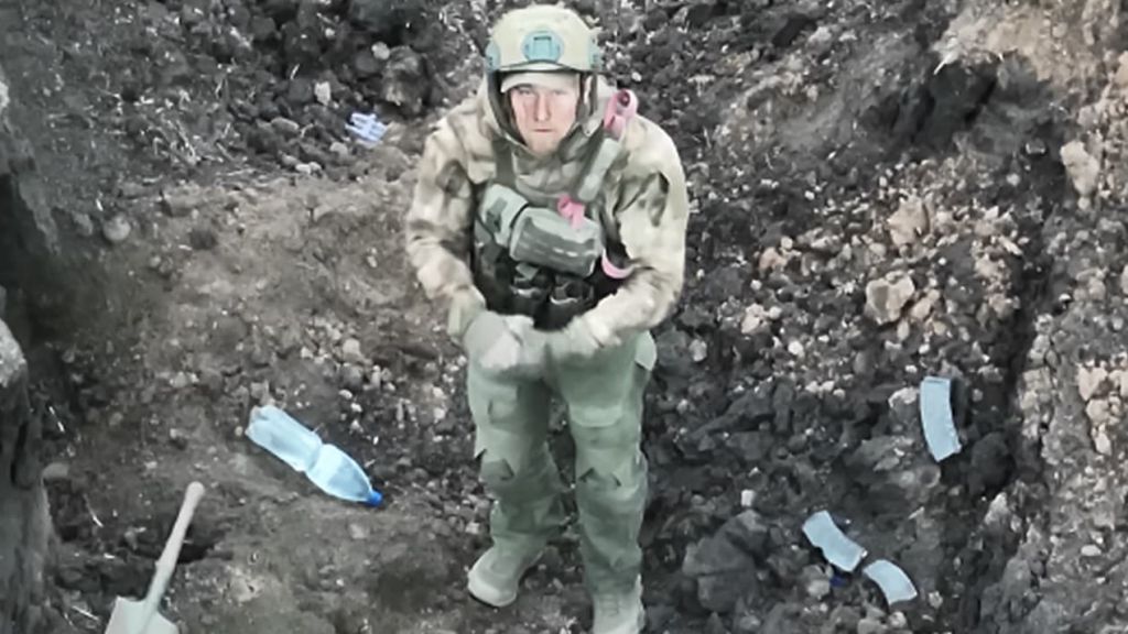 un soldat russe lève les yeux vers le ciel