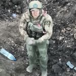 un soldat russe lève les yeux vers le ciel