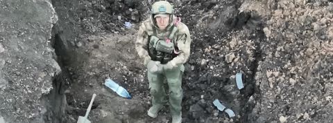 soldat un soldat russe lève les yeux vers le ciel