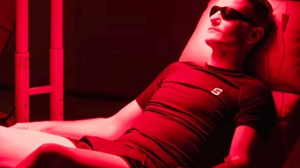 Un homme en train de faire une infratherapie