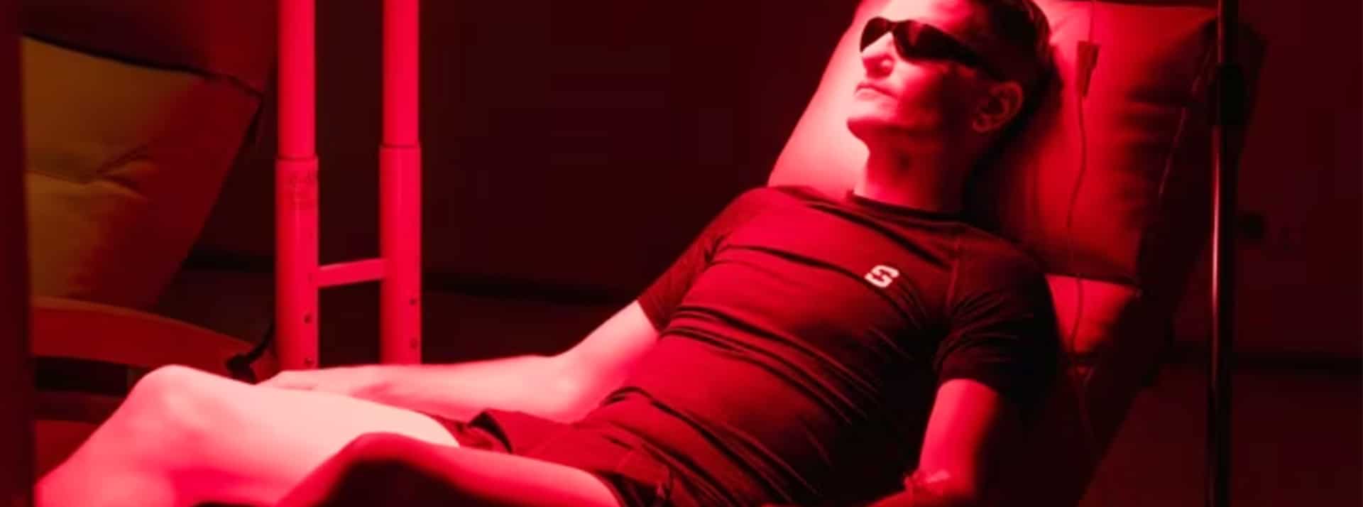 Les longevity clinics veulent prolonger la vie dorée des ultra-riches - L'ADN Un homme en train de faire une infratherapie