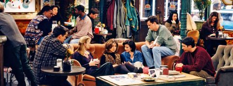 Les tiers-lieux : la clé du bonheur Des amis dans un café