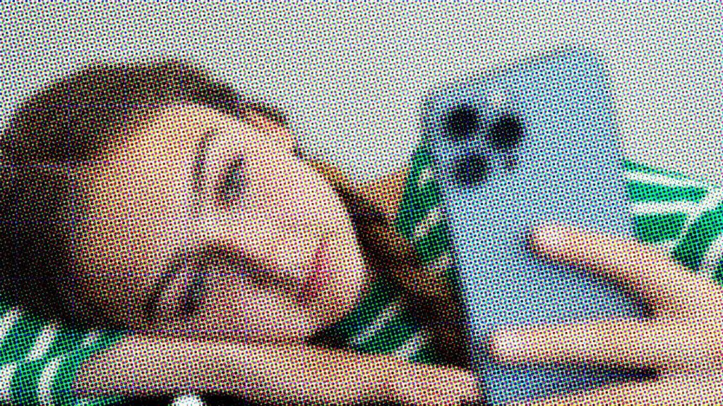 Une jeune femme dépitée devant son smartphone