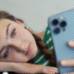 Une jeune femme dépitée devant son smartphone