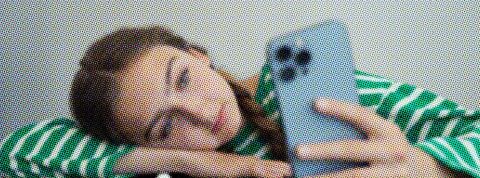 Spotify, Lydia, SNCF... Avons-nous besoin de tant de récap de l'année écoulée ? Une jeune femme dépitée devant son smartphone