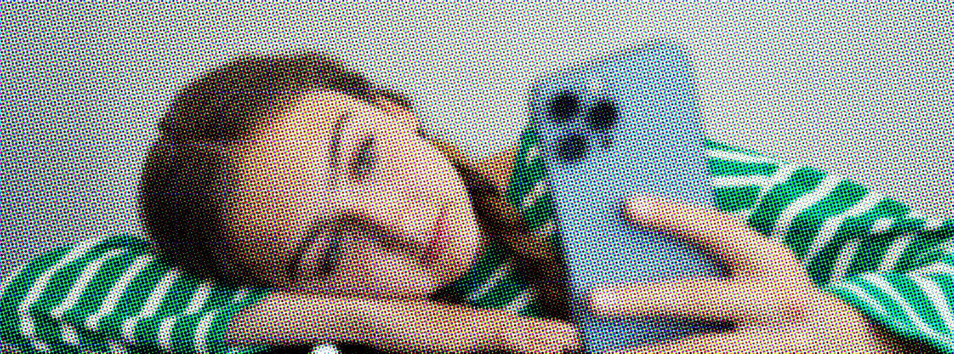 Une jeune femme dépitée devant son smartphone
