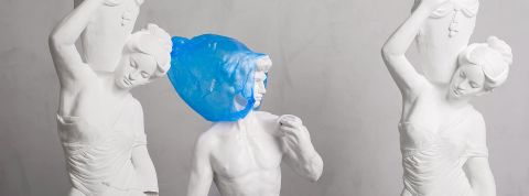 La pollution plastique : une urgence à ne pas confier à une IA Des statues dont l'une avec un sac plastique bleu sur la tête