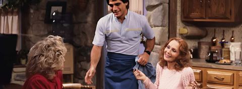 Les hommes au foyer, coqueluche des réseaux Un homme dans une cuisine