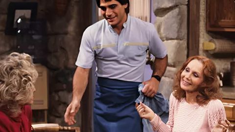 Un homme dans une cuisine