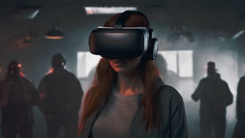 une femme portant un casque de réalité virtuelle entouré d'hommes menaçants.