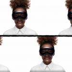 Une femme métisse avec le masque Apple Vision