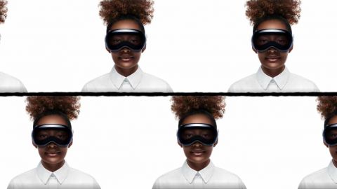 Une femme métisse avec le masque Apple Vision