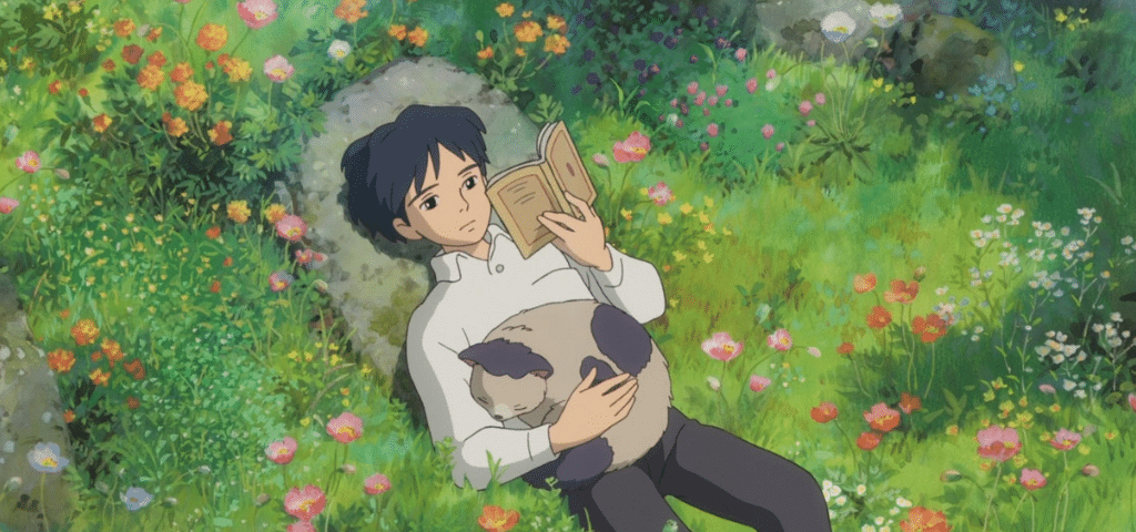 Un garçon étendu dans l'herbe