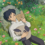 Un garçon étendu dans l'herbe