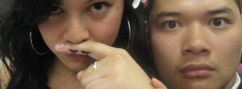 fingerstache des trnetenaires qui font le fingerstach, un même hillarant de 2007