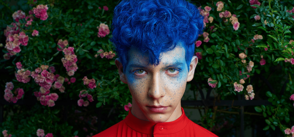 Où en sont les hommes ?  Un jeune homme aux cheveux bleus
