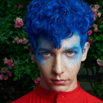 Un jeune homme aux cheveux bleus