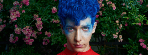 Où en sont les hommes ? Un jeune homme aux cheveux bleus