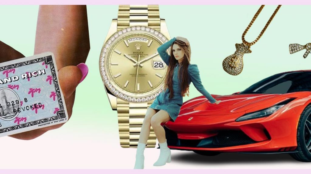 Une jeune femme assise sur une voiture rouge