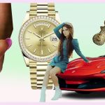 Une jeune femme assise sur une voiture rouge