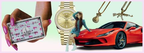 C'est quoi le doom spending ? Une jeune femme assise sur une voiture rouge